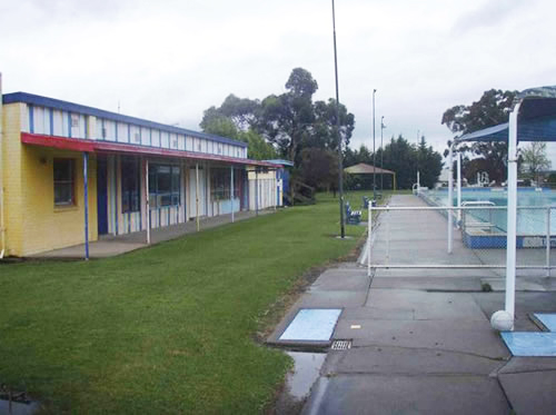 Moe outdoor pool kiosk before refurbishment