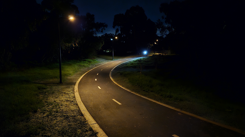 Gardiners Creek - bioDiverse Orange light w. cyclist white light comparison